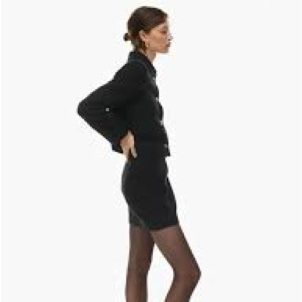 Aritzia Babaton black mini skirt size 6. New without tags.